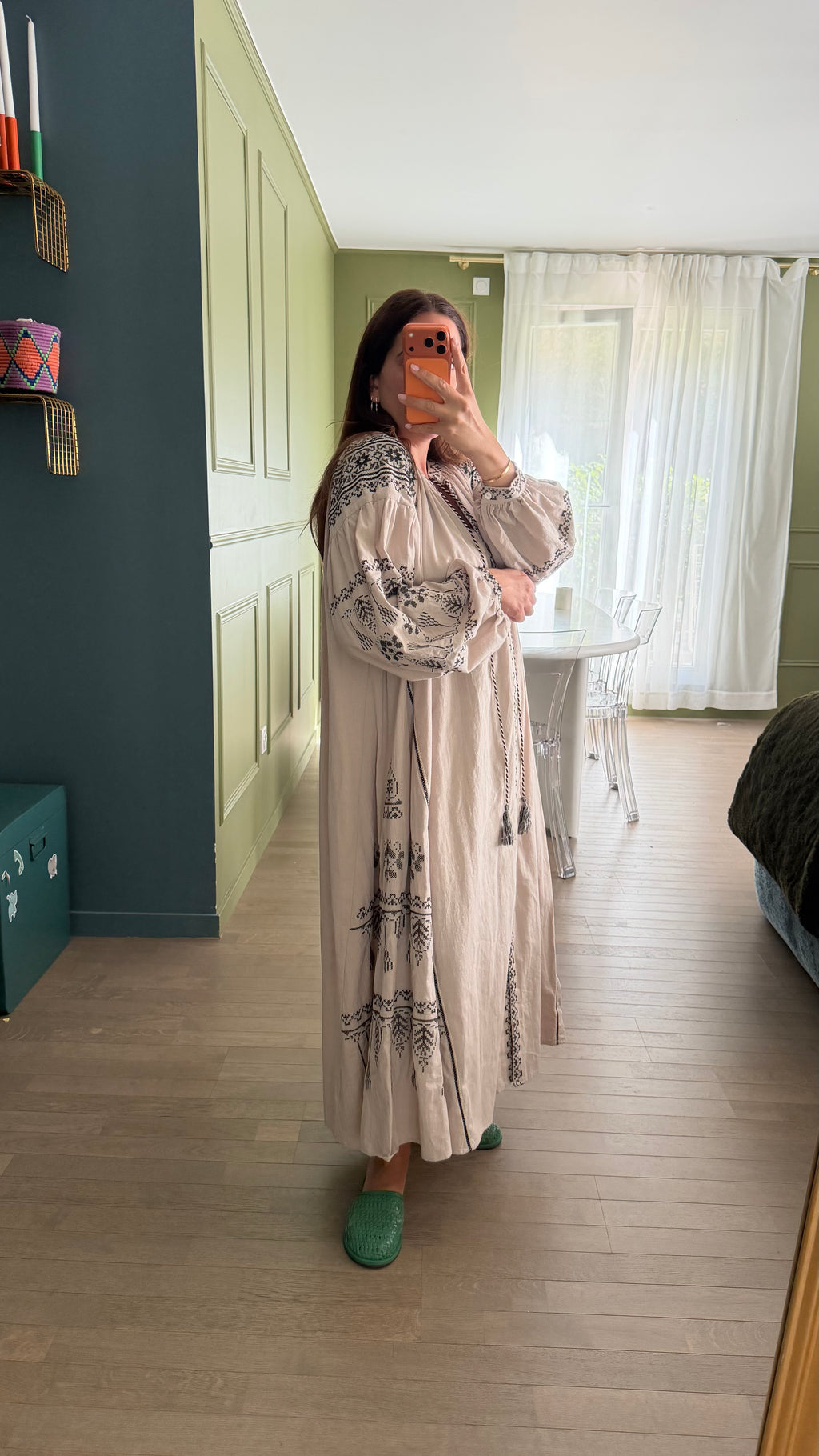 Robe beige brodée
