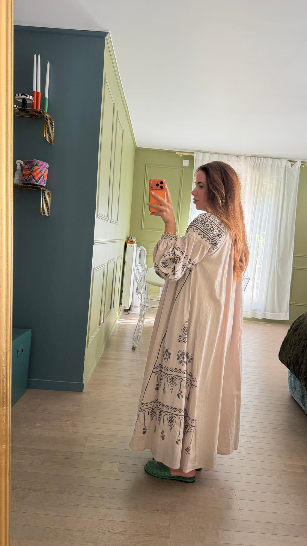 Robe beige brodée