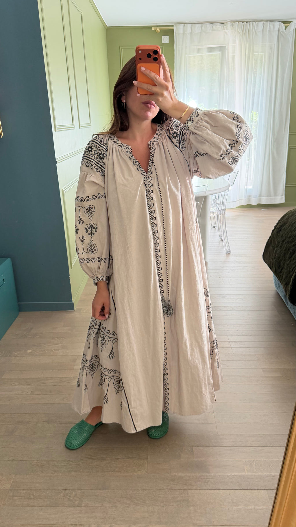 Robe beige brodée