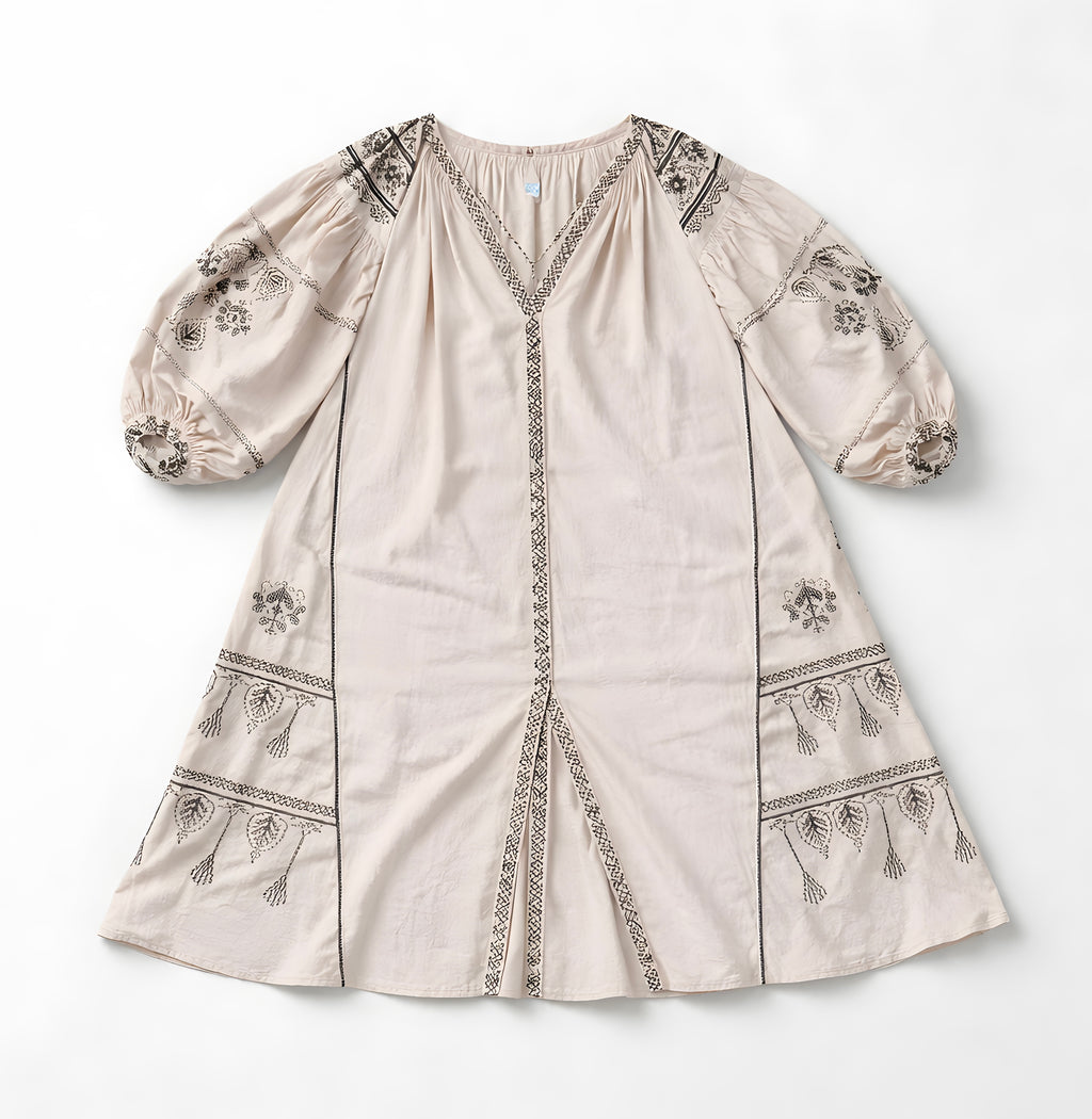 Robe beige brodée