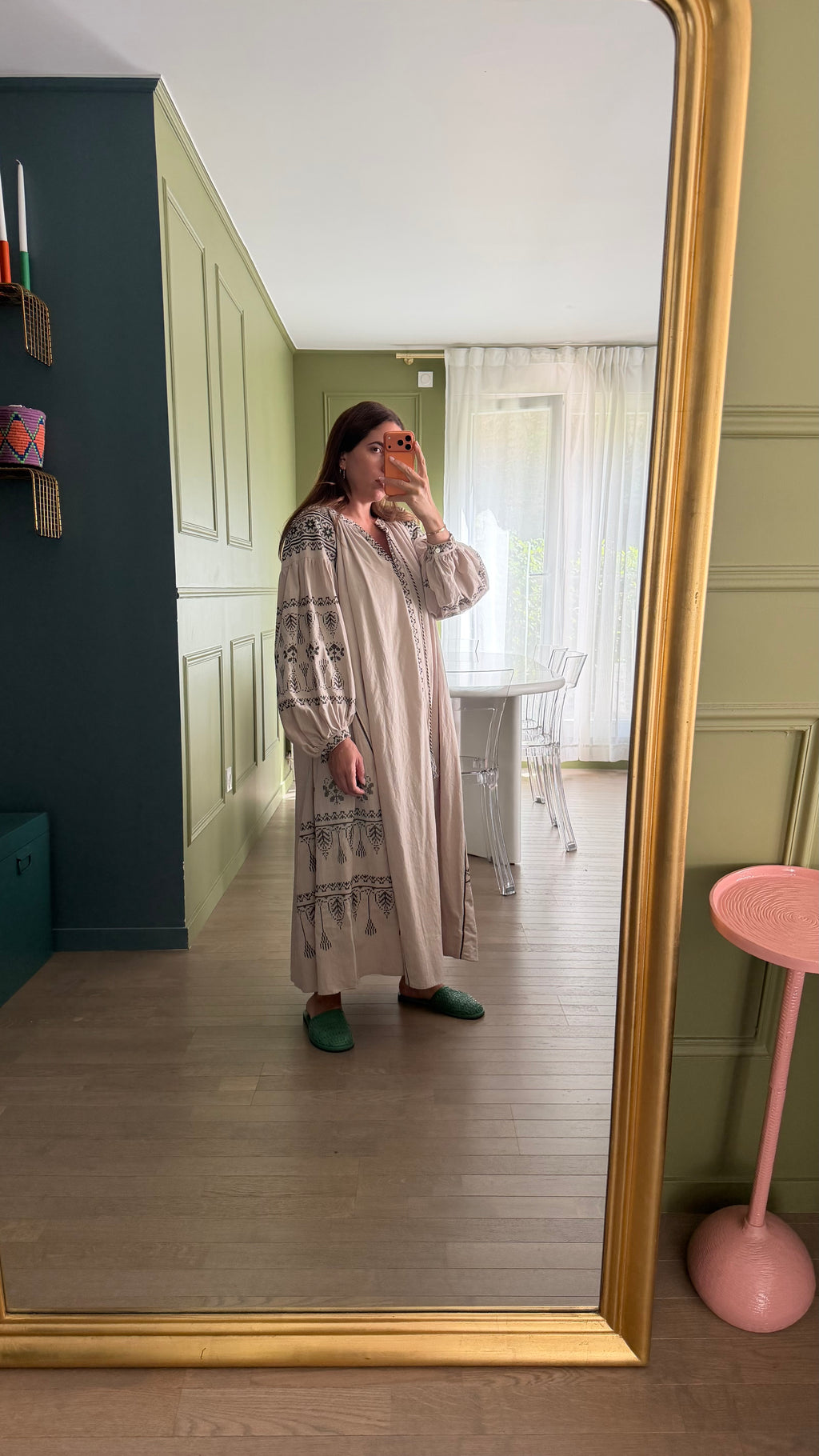 Robe beige brodée