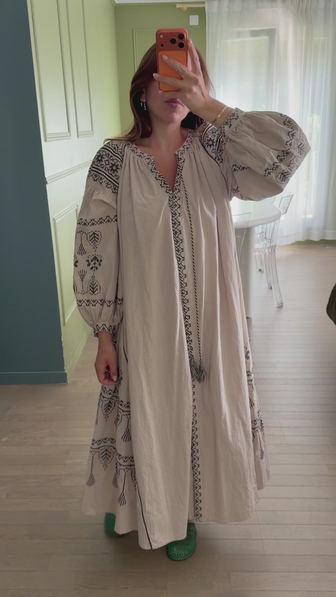 Robe beige brodée